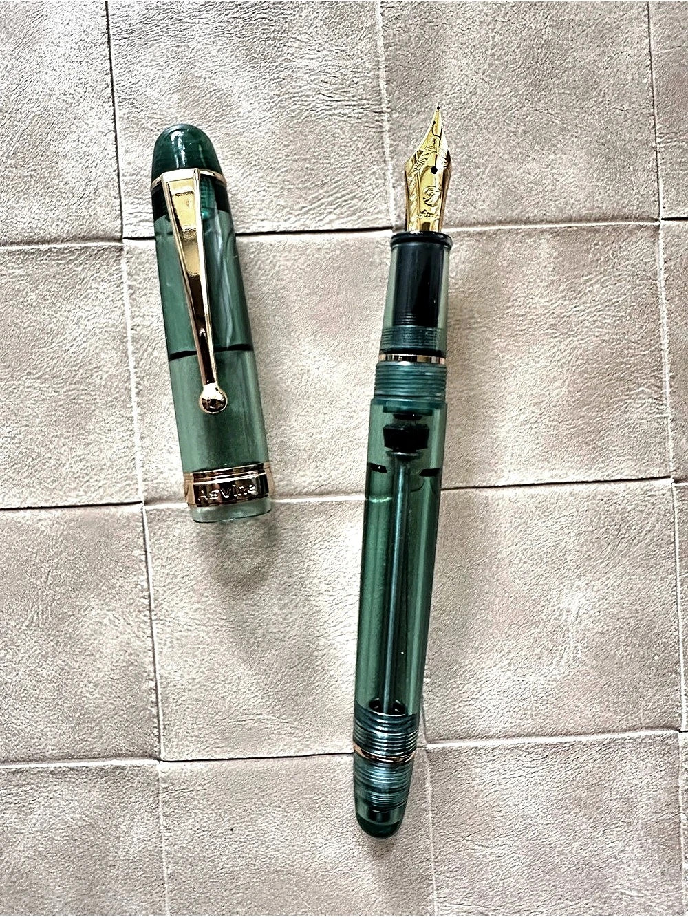 Asvine V126 Vacuum Filling Fountain Pen Green & Gold